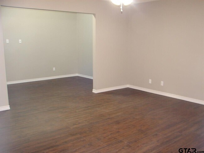 Building Photo - 423 Top Hill Dr