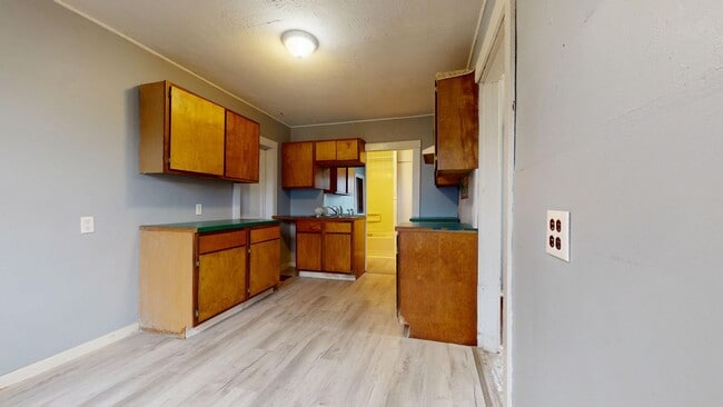 Building Photo - 3 Bedroom, Quiet Street Near Park!