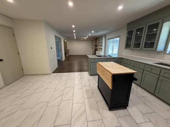 Building Photo - 116 Fern Dr