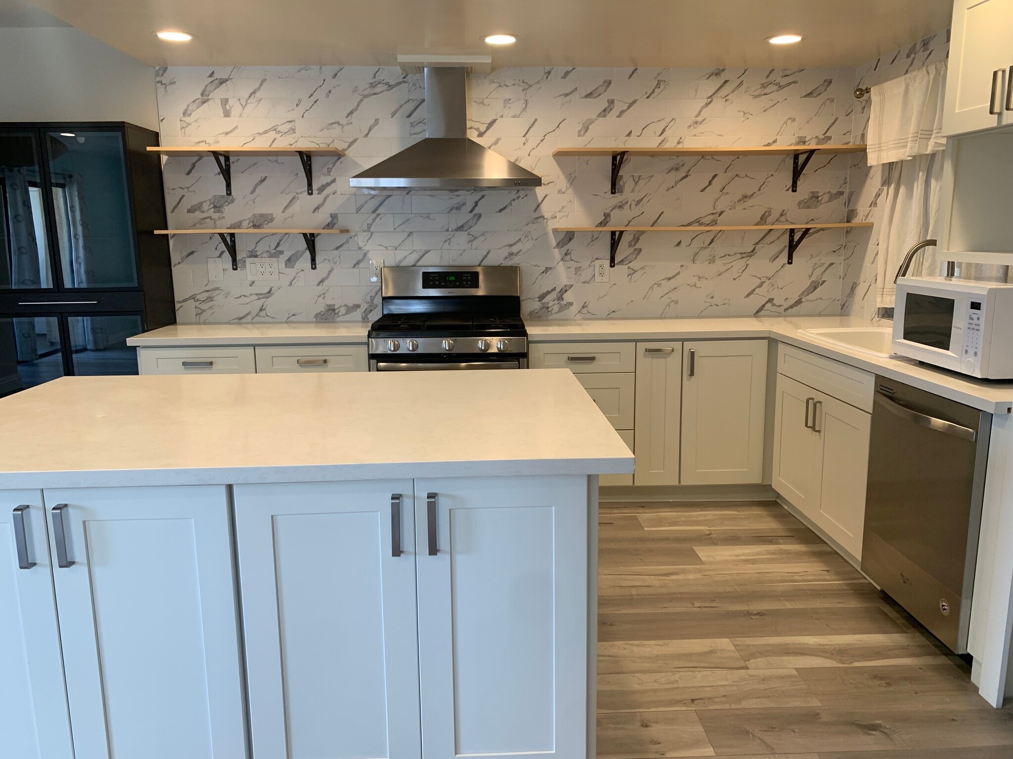 Quartz countertops - 2032 E Bermuda St