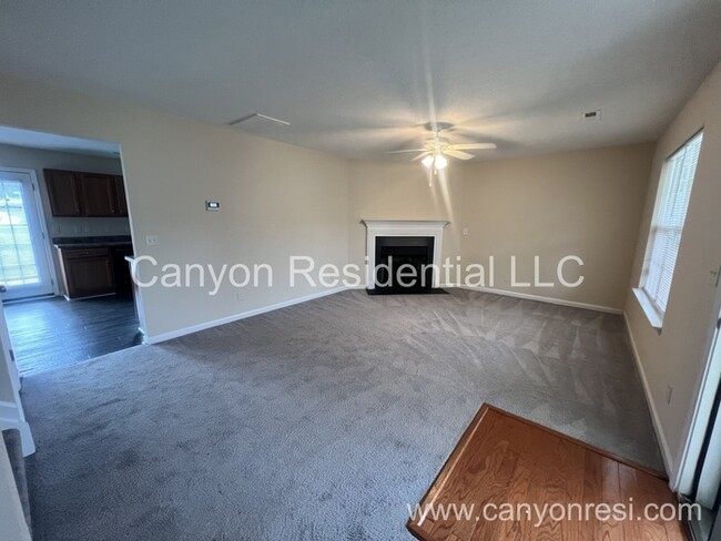 Building Photo - Beautiful 3b Room! Move in ready!