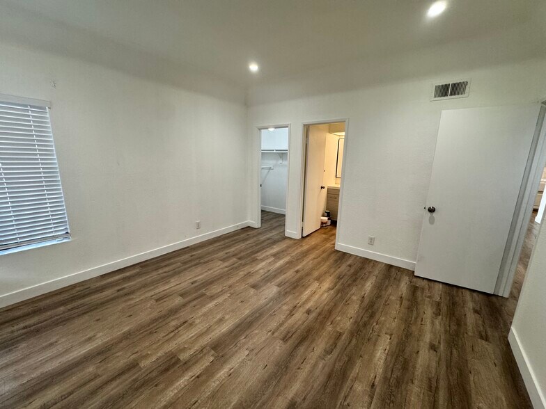 Building Photo - 22749 Lakeway Dr