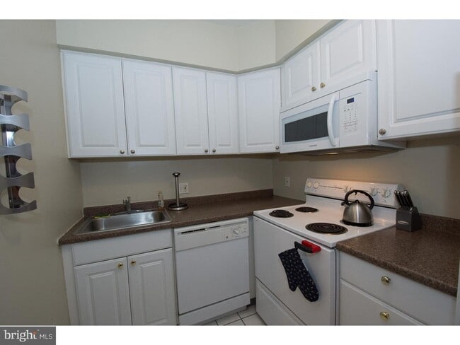 Building Photo - 305 S 11th St