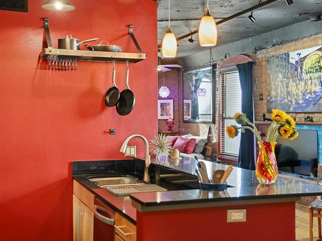 Building Photo - 910 Houston St