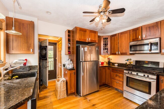Building Photo - 6 bed in Mission Hill