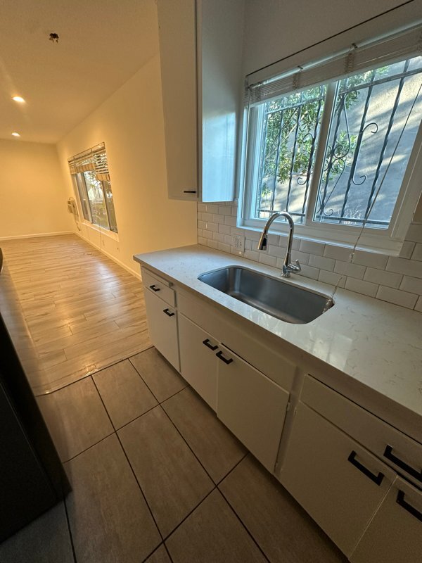 Building Photo - 7555 De Longpre Ave