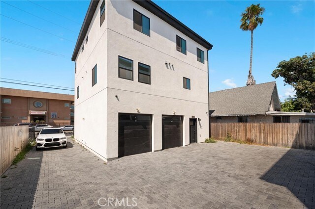 Building Photo - 532 W Vernon Ave