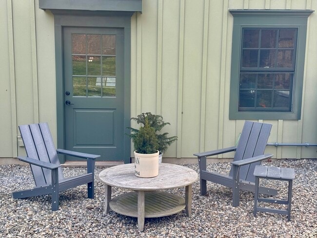 Building Photo - 67 Kings Hwy N