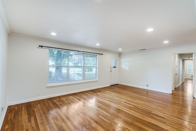 Building Photo - TERRELL HILLS 3-BEDROOM, SINGLE STORY