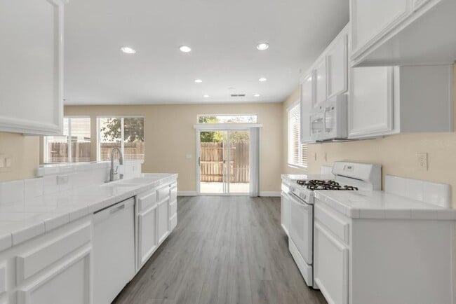 Building Photo - Beautiful 3 bed 2.5 bath in Natomas!