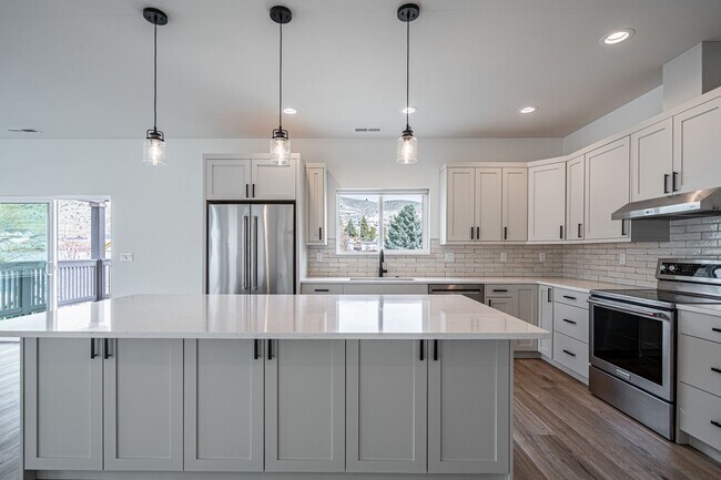 Building Photo - Newer Construction! 3 bed/2.5 bath, double garage, central heat/air, VIEWS!
