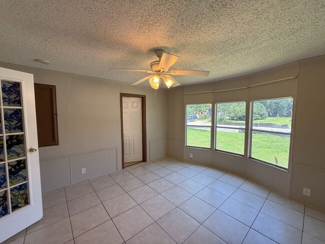 Building Photo - 3 bedroom 2 bath mobile home with tons of ...