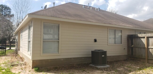 Building Photo - 222 Canterbury Dr