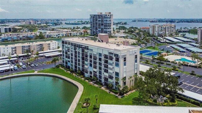 Building Photo - 7700 Sun Island Dr S