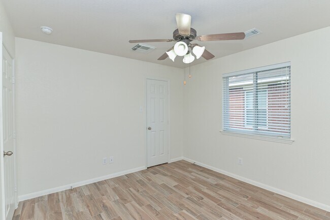 Building Photo - 4022 Mt Everest Way