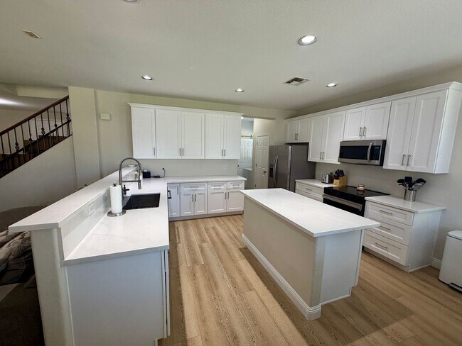 Building Photo - Spacious 6-bedroom, 2.5-bathroom home in Chandler, Welcome to the family friendly community of Su...