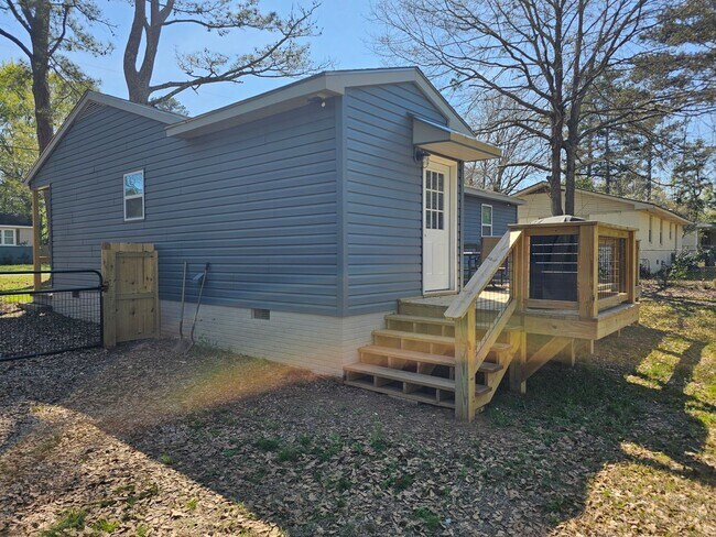 Building Photo - 1533 Emily Ave