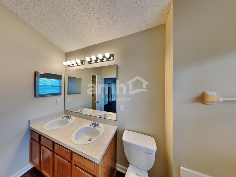 Building Photo - 2996 Centerwood Dr