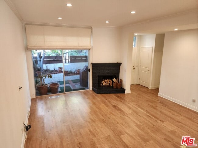 Building Photo - 1546 Palisades Dr