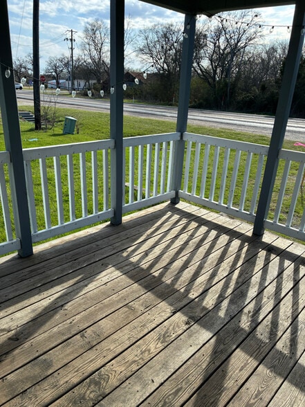 Building Photo - 841 State Hwy 75 N