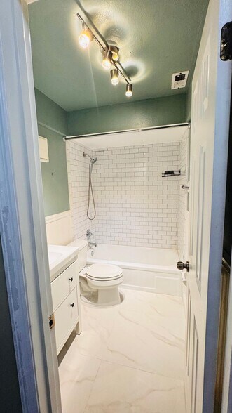 Building Photo - 600 Waverly Ln