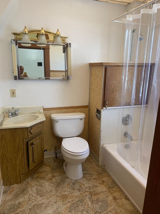 Building Photo - 2 Bedroom 1 bath house located near downto...
