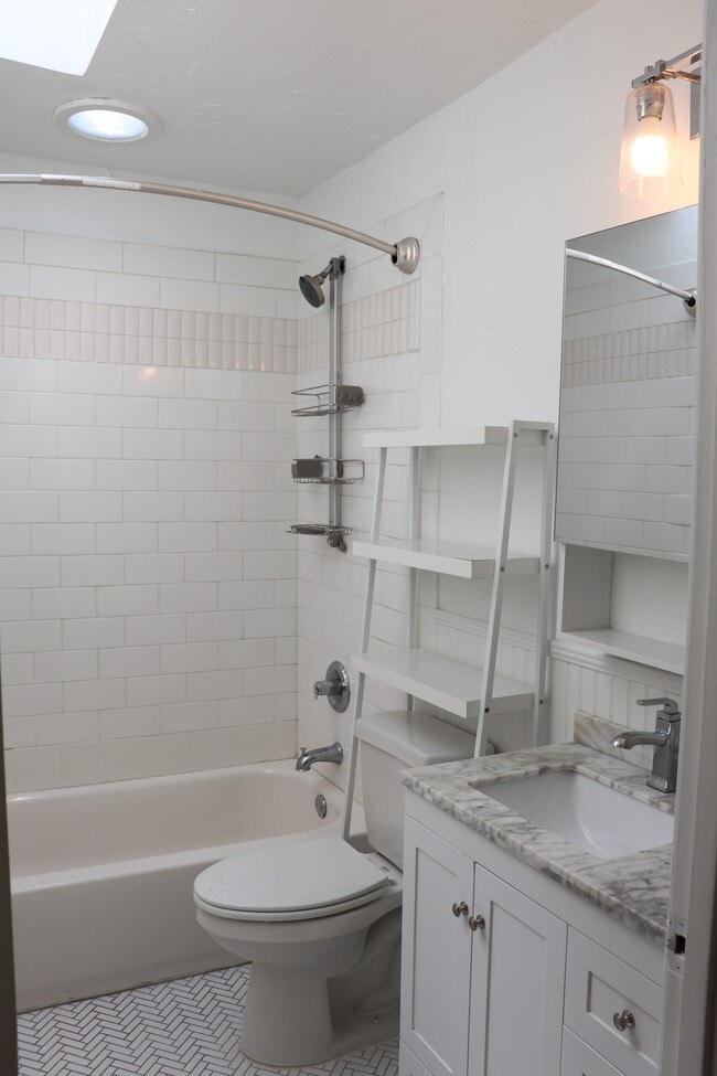 Building Photo - 713 E 45th St