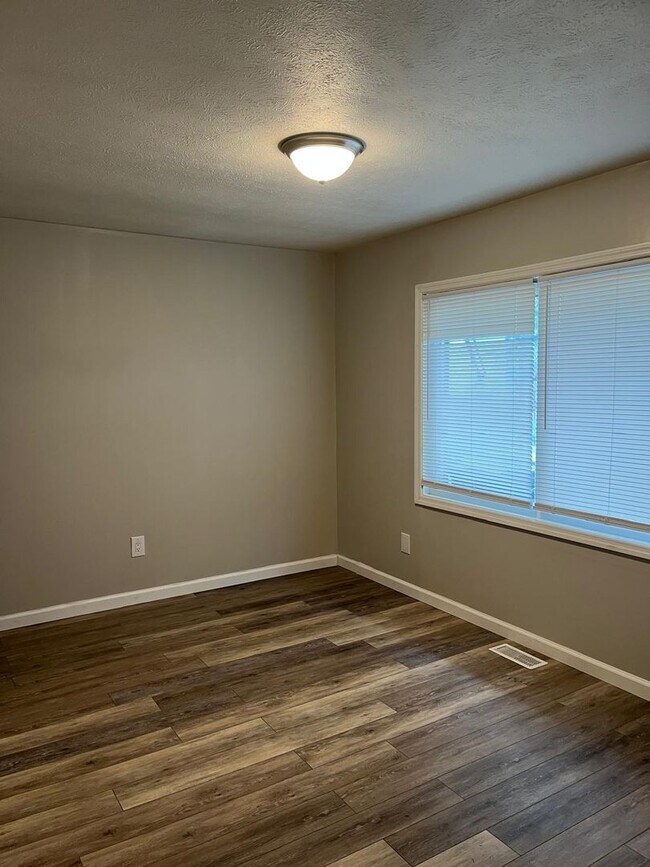 Building Photo - 2656 Sherborne Crescent