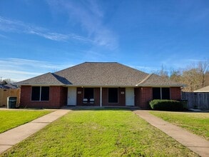 Building Photo - Bryan, West side - 3 bedroom / 2 bath duplex with fenced in yard.