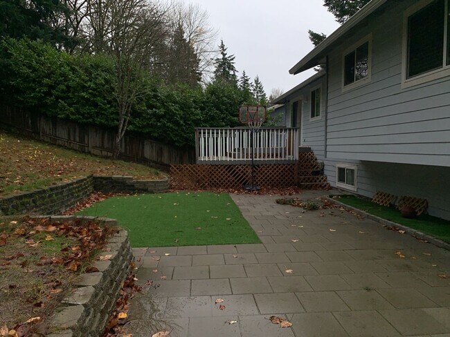 Building Photo - Spacious 3 Bed 2.5 bath Kent Split-Level home