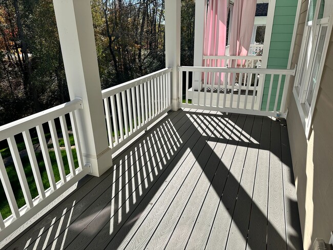 Building Photo - Gorgeous 3 Bedroom Townhome in Eagle Park!