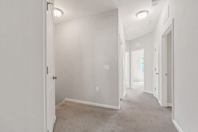 Building Photo - Serene Cul-de-Sac Retreat: 3BR Hillsboroug...