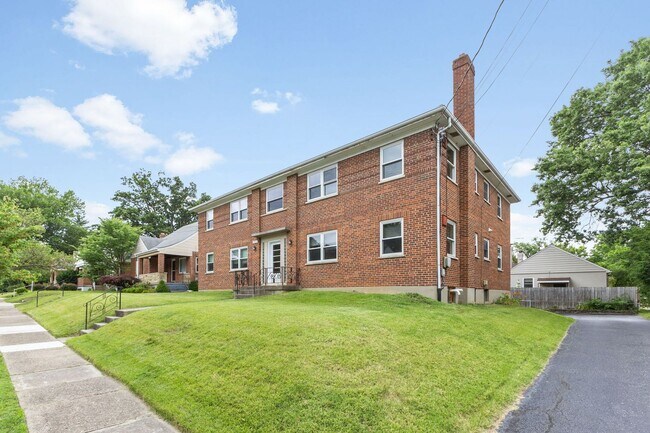 Building Photo - 3332 Maple Crest Pl