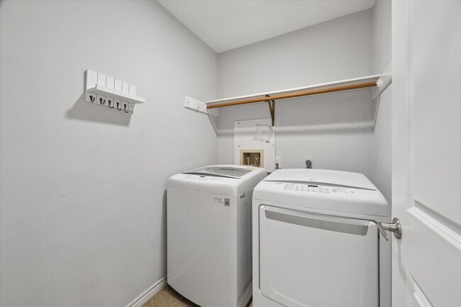 Building Photo - 2209 Aberdeen Dr