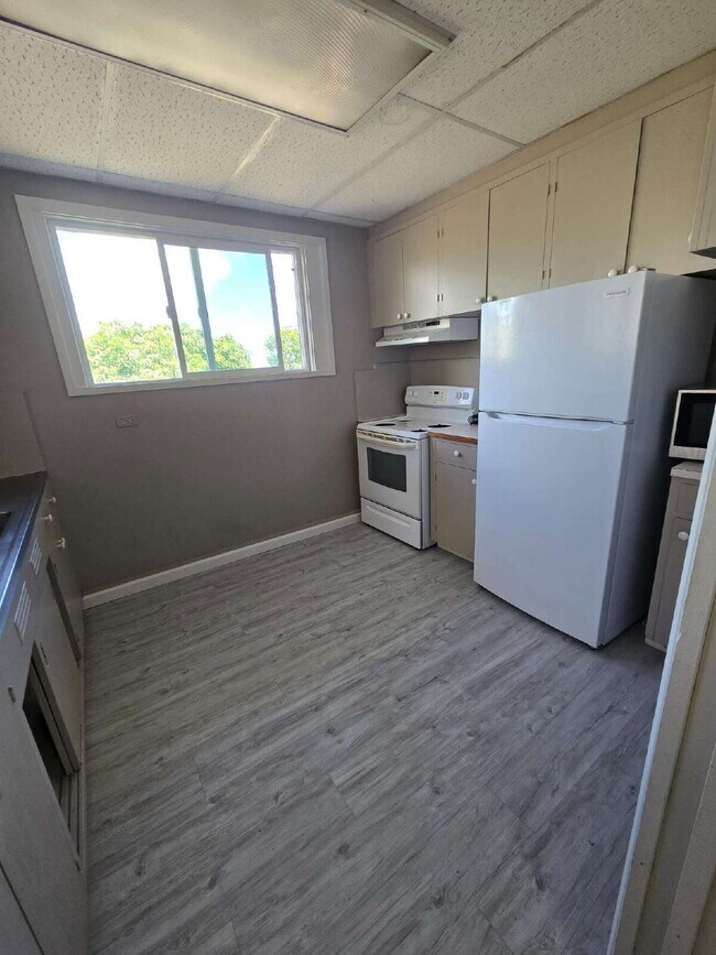 Building Photo - Downstairs unit of House - 2br/1ba/1pkg Kaimuki area