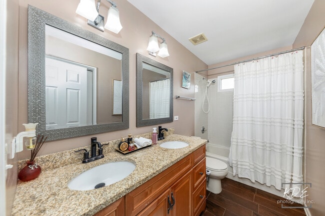 Building Photo - 3730 Baybrook Dr