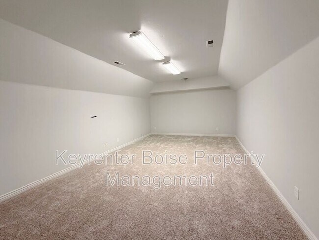 Building Photo - 1141 E Crowne Pointe Dr