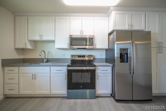 Building Photo - Immaculate, Renovated 1BR/1BA/1 compact pk...