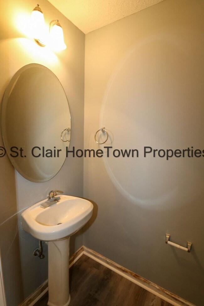 Building Photo - Totally Remodeled Tri-Plex in Lincoln School System