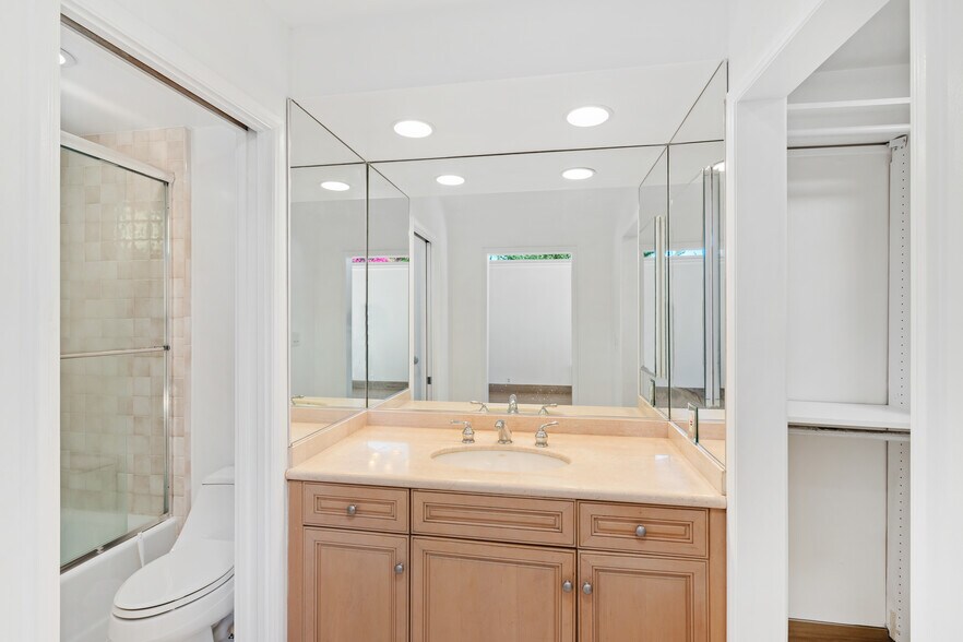 Building Photo - 8757 Encino Ave