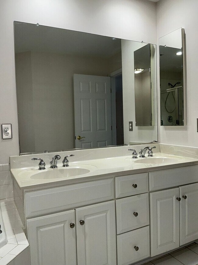 Building Photo - Beautiful 4BR 4.5BA 4 level townhome with 2 car attached garage located in the Fallsgrove Community