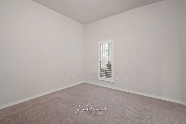 Building Photo - 5515 Peach Dr