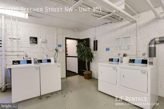 Building Photo - Quiet Glover Park One Bedroom W/Plenty of ...