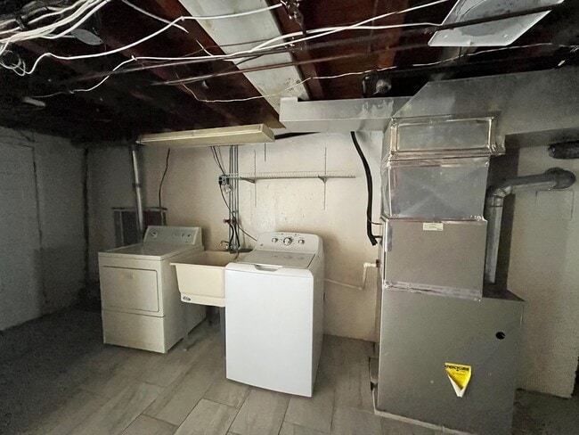 Building Photo - 3 bedroom 1 bath house
