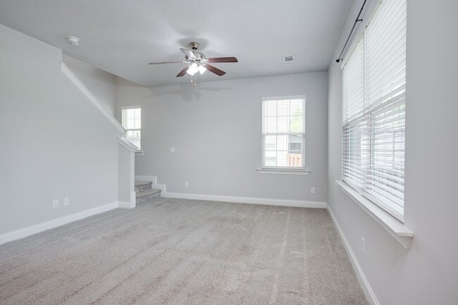 Building Photo - 3 Bedroom 2.5 Bath Townhouse