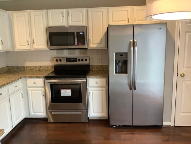 Building Photo - Bellevue - 3 bedrooms - 2 1/2 baths home