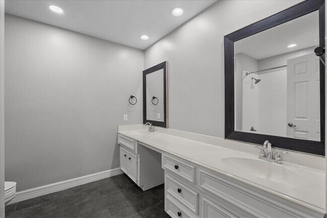 Building Photo - 2105 Murfield Dr
