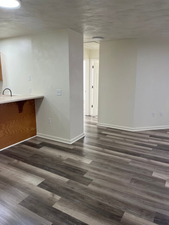 Building Photo - 4 Bedroom 2 Bathroom Top Floor