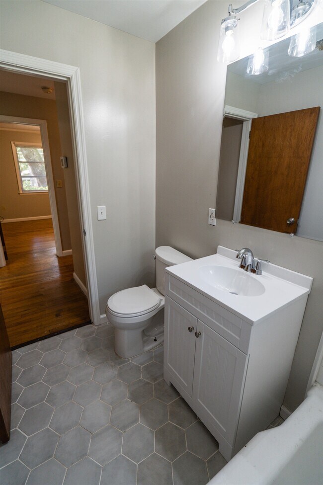 Building Photo - 2103 Evergreen Dr
