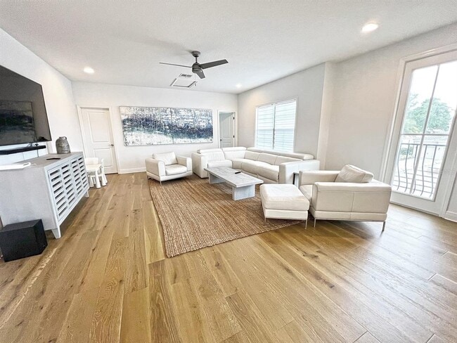 Building Photo - 1118 Estancia Wds Lp